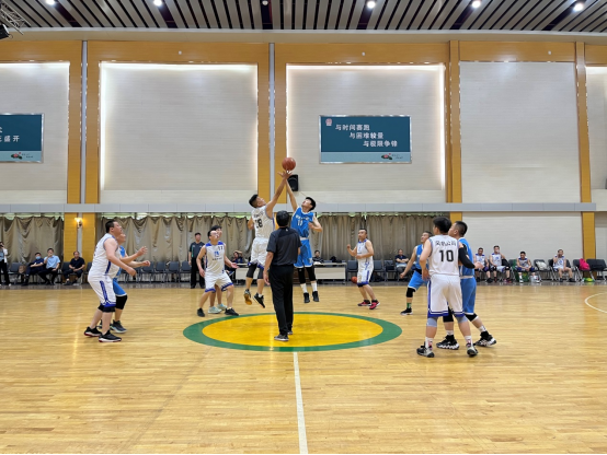 风帆篮球队逆转绝杀 勇夺冠军